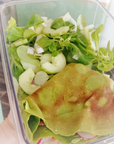 Une crêpe d'épinards garnie et sa salade verte
