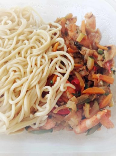 un wok des légumes et des nouilles