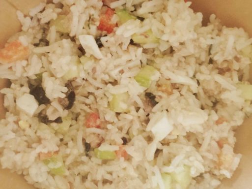une salade de riz en gros plan