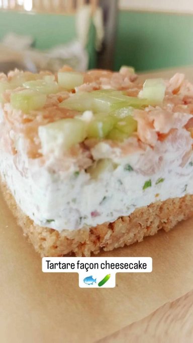 un beau cheesecake recouvert de tartare