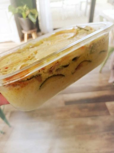 un plat de gratin avec des rondelles de courgette
