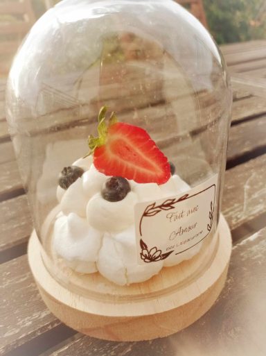 Une cloche présentant une pavlova