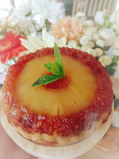 un gâteau à l'ananas avec un feuille de menthe