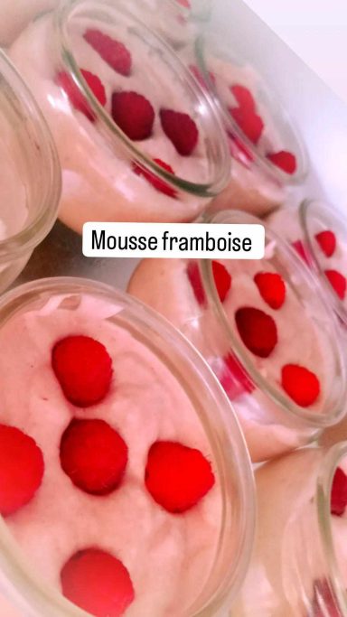 des ramequins de mousse légère framboise