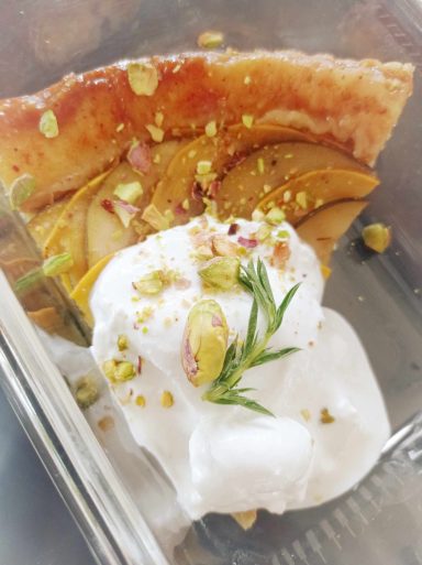 Une part de tatin et éclats de pistache
